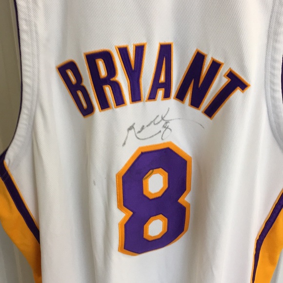 Kobe Bryant signed jersey - Picture 2 of 3